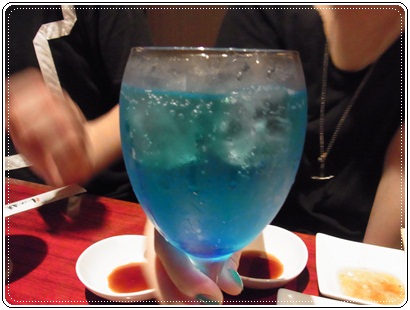 オリジナルカクテル。スカイブルー、ライチ、炭酸などMIXされてて、さっぱりしてお肉と合う！ここら辺からみんないい気分♪このカクテルの名前、「無限の視野」って名前なんだよ。