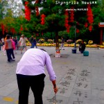 THE 水書道！国慶節の北京の公園にて。
