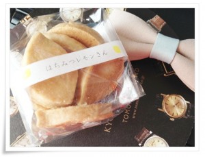 旅のおともは、「はちみつレモンクッキー」。熊本のカフェからはるばる東京で売られていたクッキーをGet。地方のかわいらしいとか、小気味いい感じの食べモノに弱い。