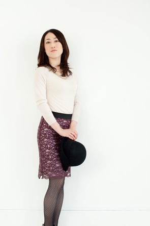 今回は加代子ちゃんのソフトで女性らしい品をぐぐっと引き立てるスタイリング。今年トレンドの総レースのスカートが主役です。ボトムが柄モノの場合は、トップスはあえてシンプルに。首元にパールをあしらって華やかさをプラス。デートや食事会、これからの年末ドレスアップするシーンに。