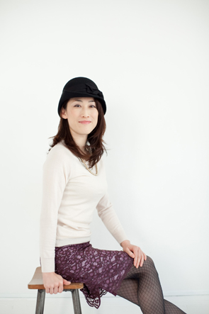 帽子は秋に女子5人で行ったFashion nitght outので加代子ちゃんがCA4LAで購入したもの。クラシカルなデザインだから、レーススカートとも相性が良いです。クラシカルな雰囲気の帽子は、にデニムにも合いますよー。さらっとシンプルなスタイルで帽子を主役に持ってくるパターンですねー。