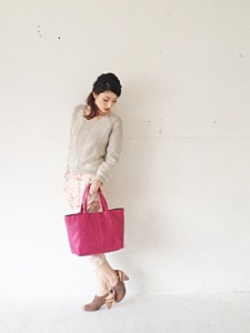 ニュアンスのあるカラーリングのニットにピンクのバッグやレディライクなパンツを投入。春・夏の通勤スタイル。