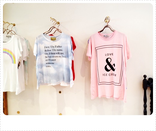 ピンクとロゴがキャッチーなTシャツ。ボトムはスキニーかレギンスだね。
