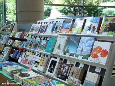 賢治の本がたくさん並ぶ、世田谷文学館のミュージアムショップ。