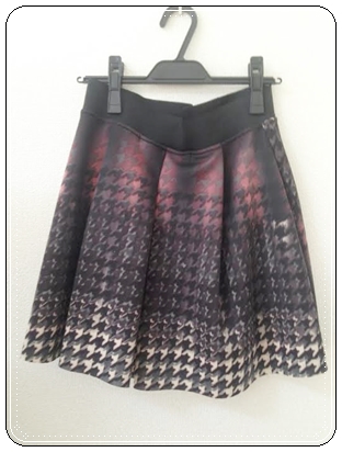 デジタルプリント柄のスカートはウエストがゴムなので履きやすい1枚。