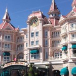 朝日を浴びるピンクの外観！パリのディズニーランドホテル♪