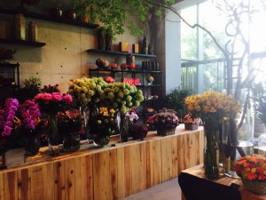 フラワーアーティストニコライ・バーグマンさんのお花屋さんが併設されたカフェでランチしました。