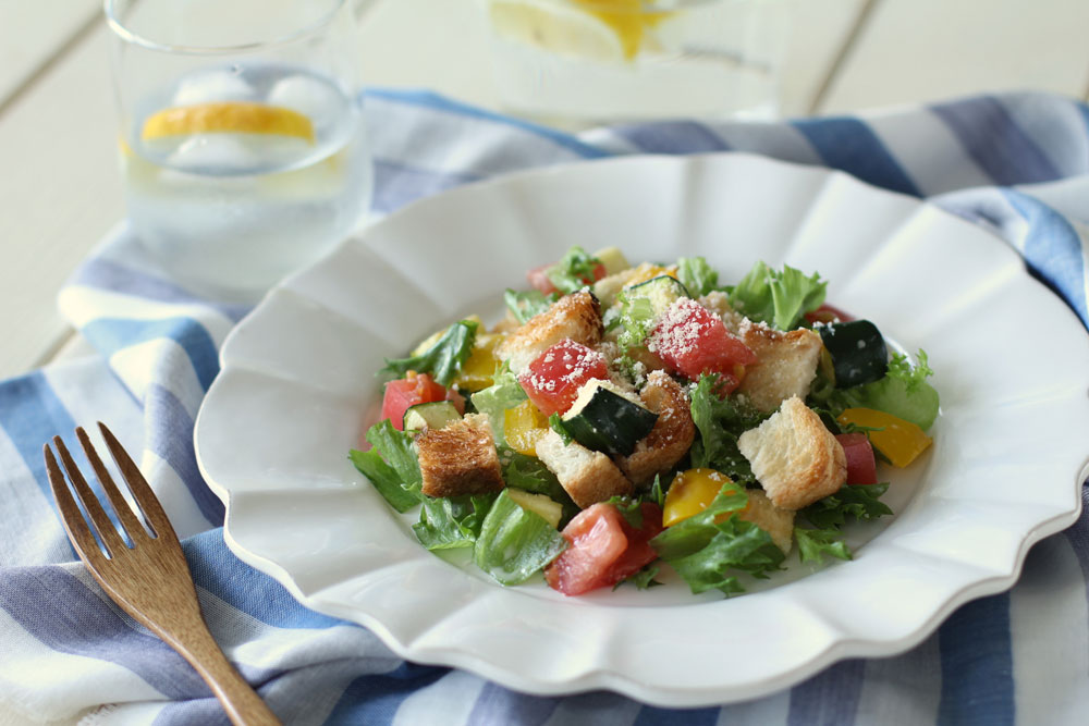 ひと皿で大満足 夏野菜とトーストのチョップドサラダ 朝時間 Jp