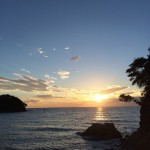 夏の夜明けの海