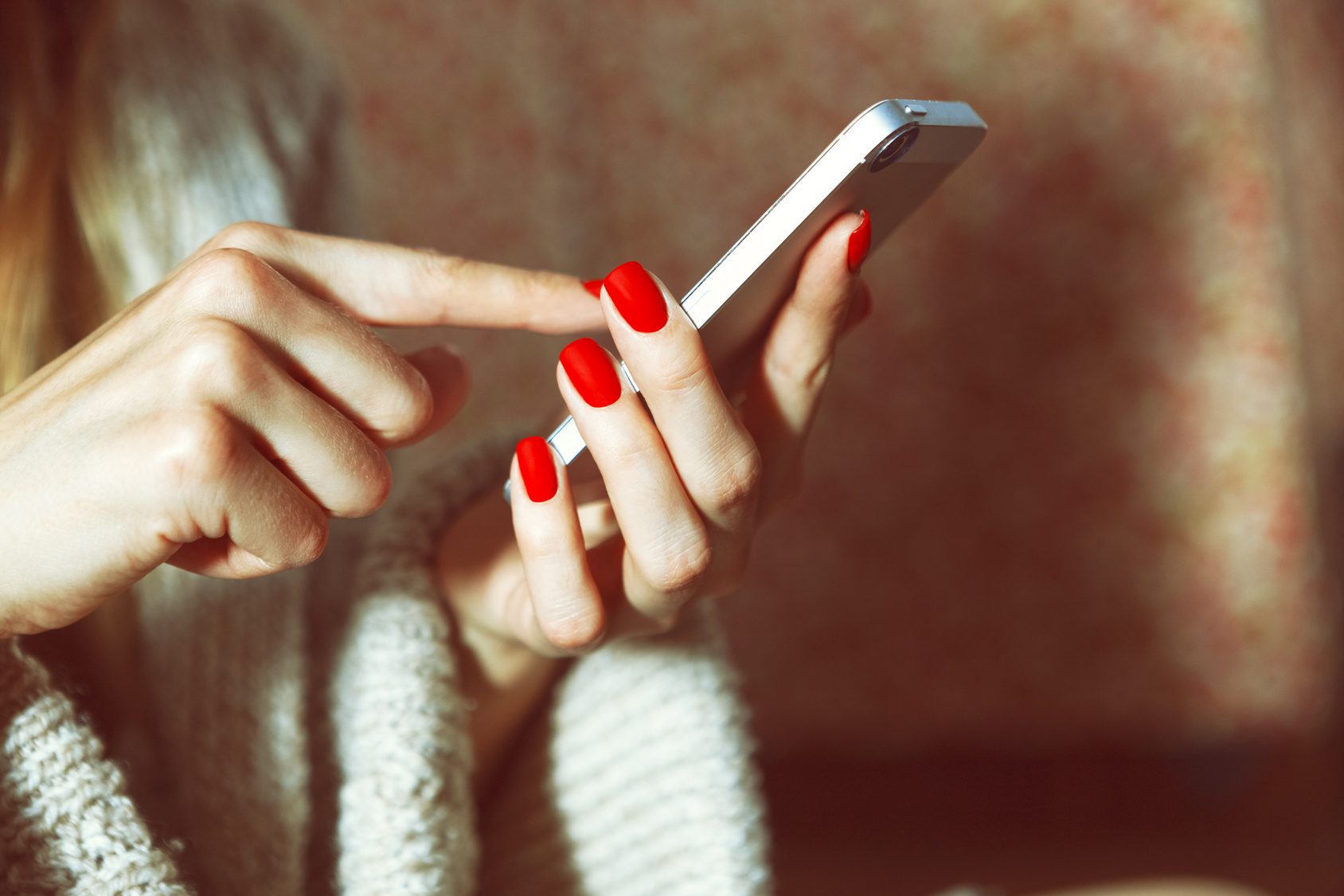 肌ツヤは色艶から。大人の魅力をアップする「赤」活用法