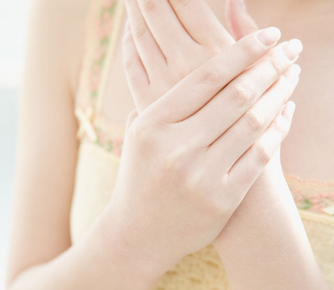 実は顔より歳が出る!?見た目で差がつく「手年齢-5歳」のハンドケア