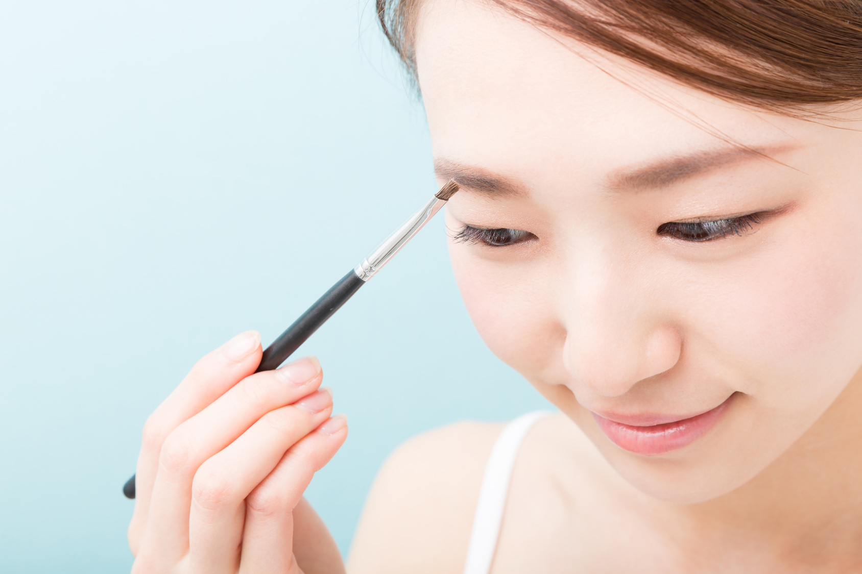 「眉」メイクでモテ顔に！オトナ女子におすすめの「まっすぐ太眉」♪