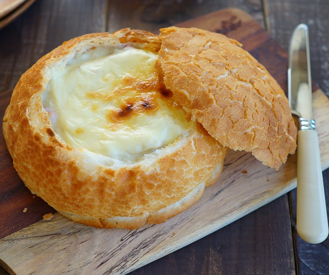 残りもので楽ちん！あつあつパンシチューでのんびりブランチ