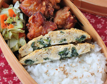 戻し汁が出汁がわり！「わかめの韓国風卵焼き」のお弁当