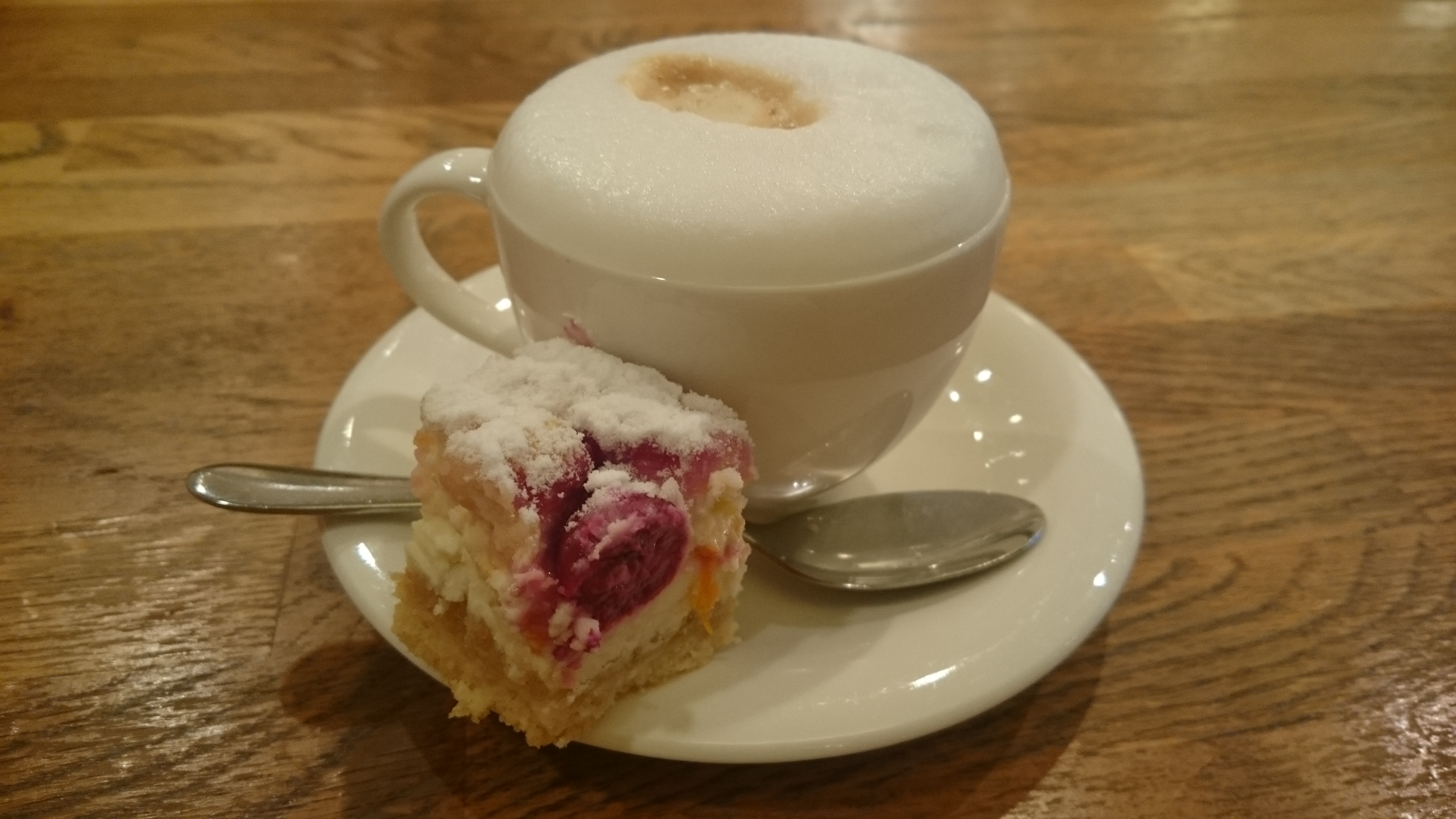 金曜日のゆっくりしたカフェでの朝ごはん
