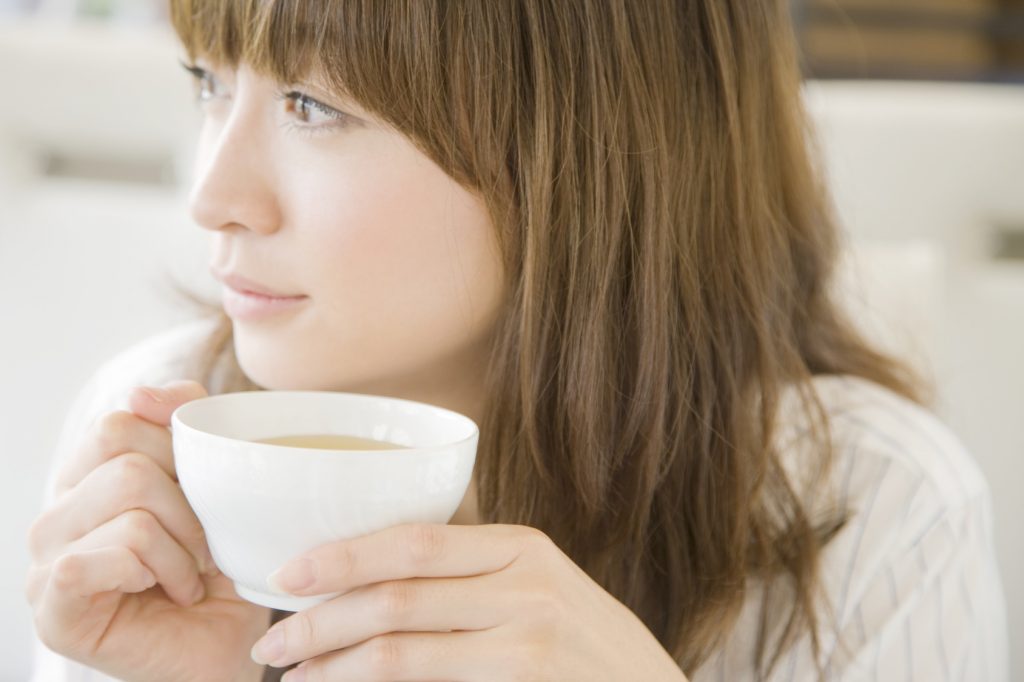 紅茶を飲む女性_江口_20151209_Fotolia_34024437_Subscription_Monthly_M