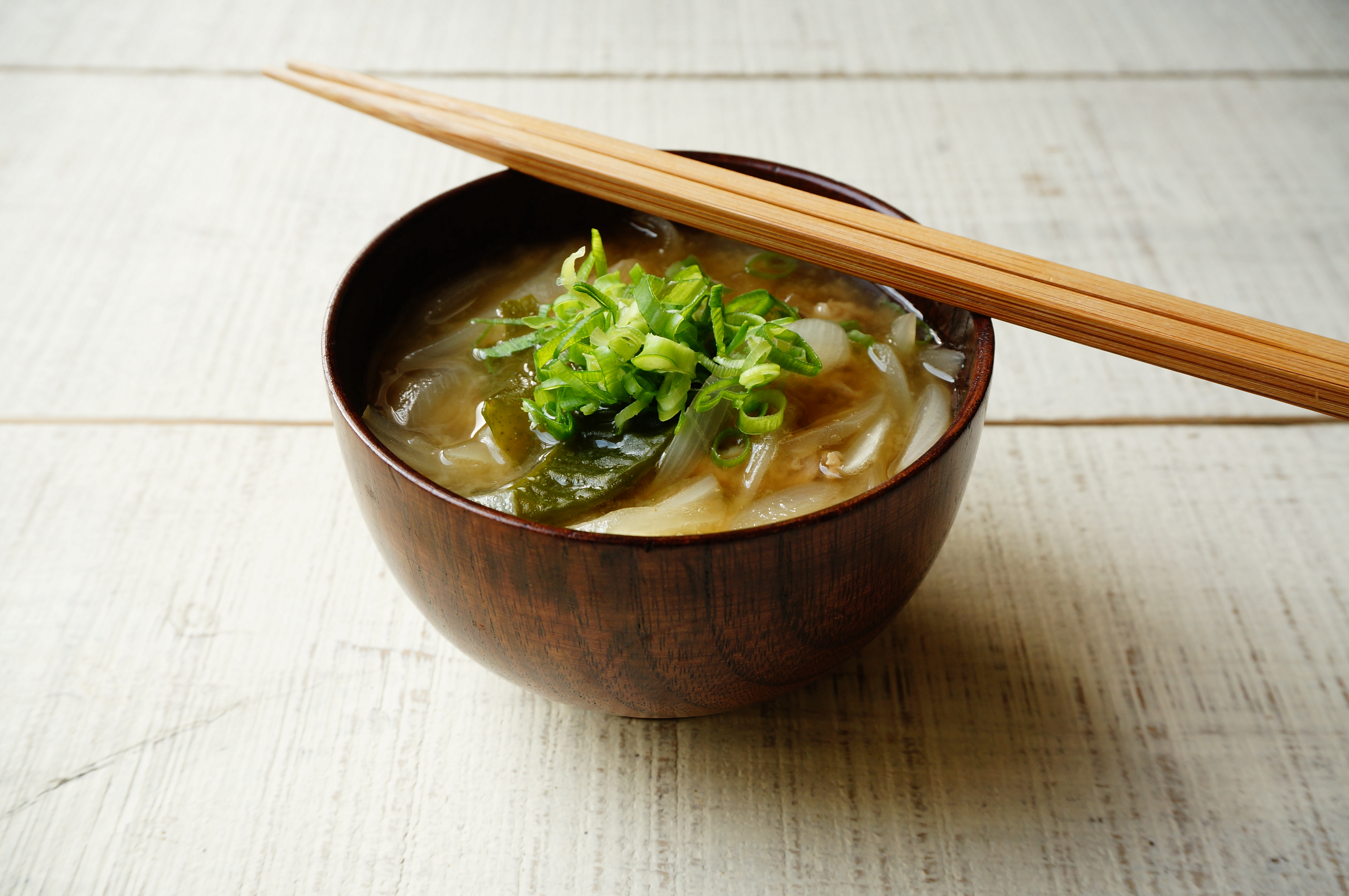 つけるだけの「昆布水」でラクラク♪新玉ねぎのおみそ汁