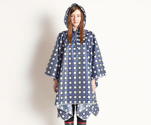 バッグごとすっぽり!雨に負けずオシャレを楽しむ「レインケープ」