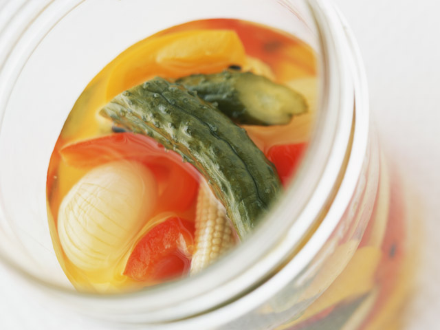 【今日のヒント】冷蔵庫にあるとベンリ♪配合が覚えやすい「夏野菜のピクルス」
