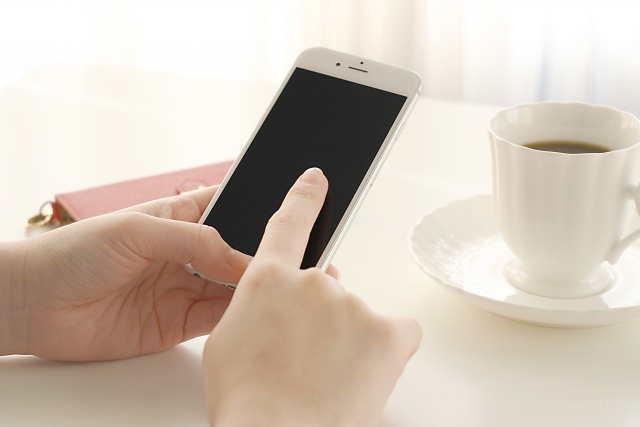 朝のスマホチェックを快適に!片づけておくべき場所とは?