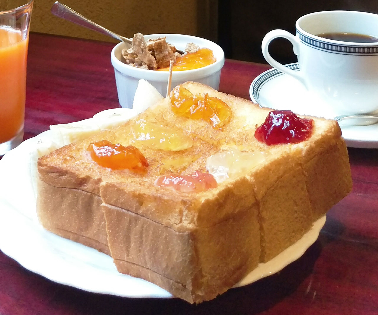 【京都】厚切りジャムトーストの迫力に驚き!大満足の450円モーニング@回廊