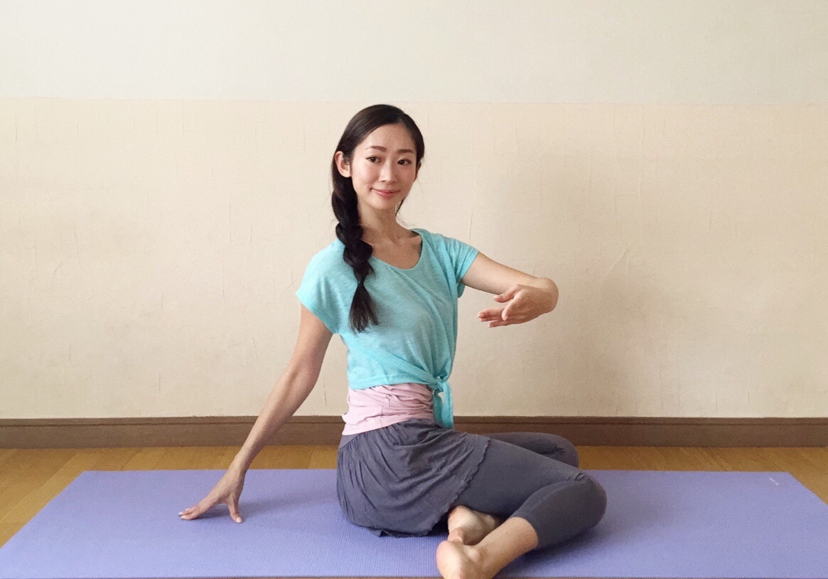女子の憧れ♡ウエストのくびれを作る「マーメイドねじりのポーズ」