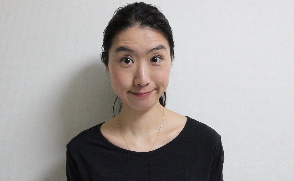 新年会までメイクを持たせたい！テカリ予防に効く「え～っ！？」のポーズ