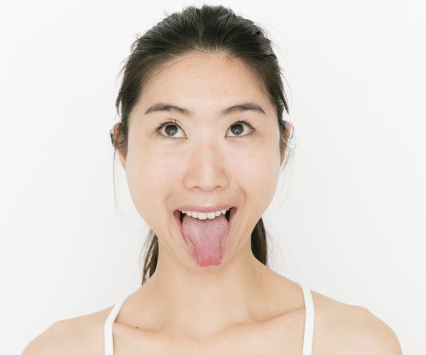 10秒でデトックス！むくみや二日酔いに効く「あっかんべー」のポーズ