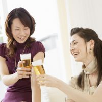 「乾杯！」を4単語の英語で言うと？