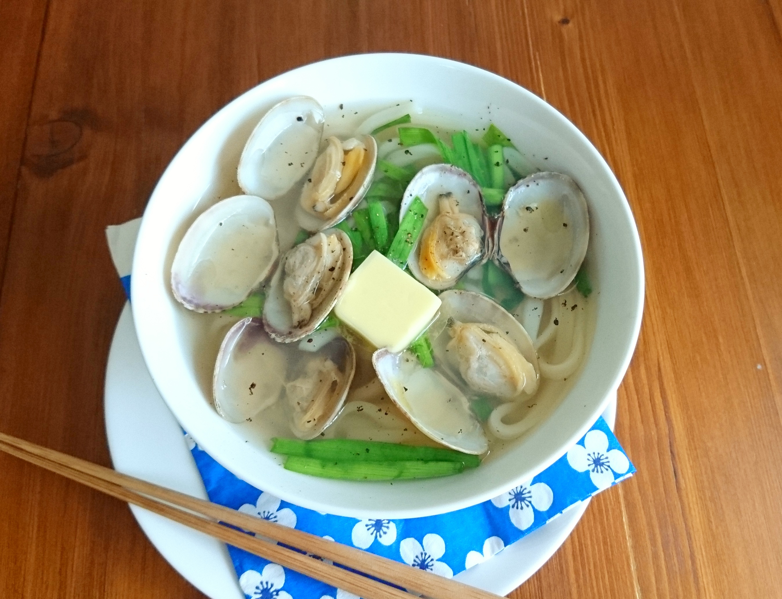 さっと煮るだけで簡単 旬のうまみたっぷり あさりバターうどん 朝時間 Jp