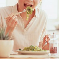 「夕食を食べる」を3単語の英語で言うと？