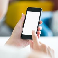 「スマホを充電する」を4単語の英語で言うと？