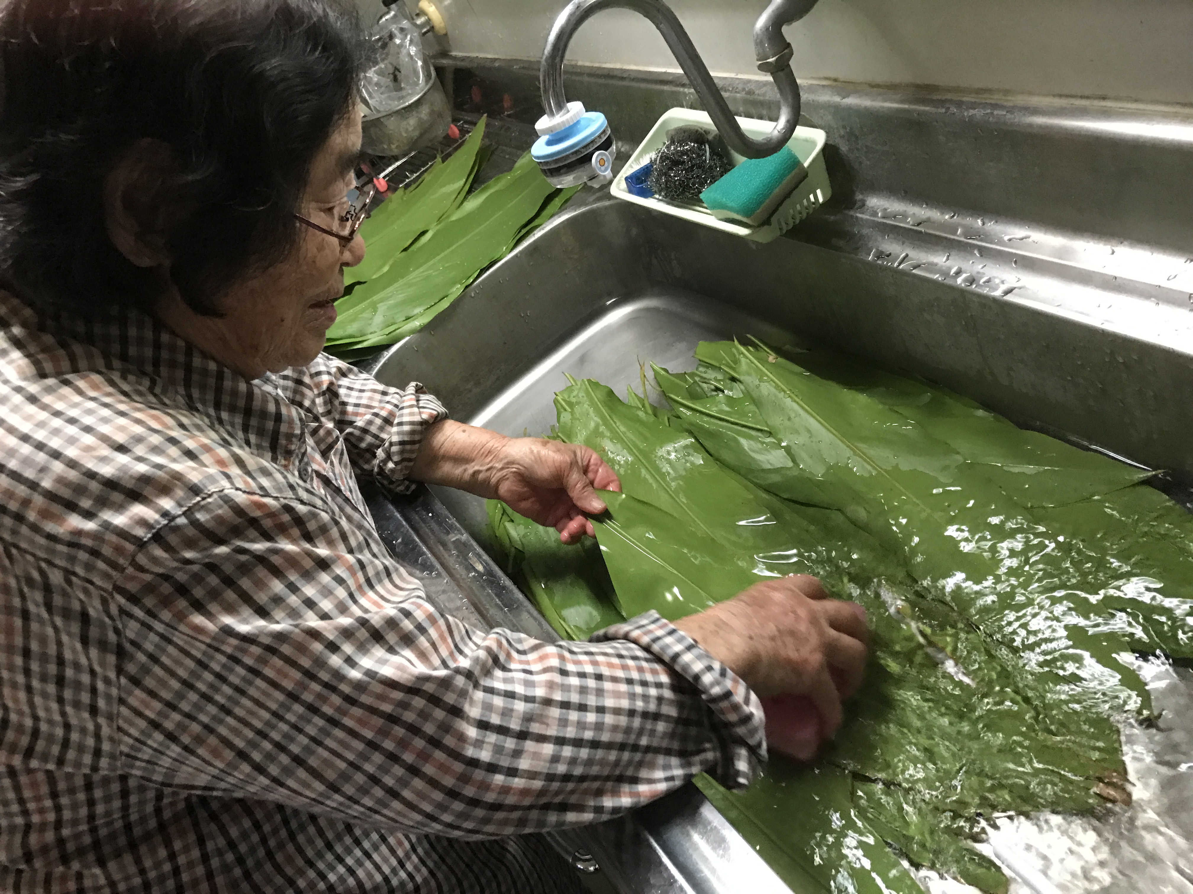 島の伝統食「ヨモギムッチー（よもぎ餅）」の美味しさの秘密。