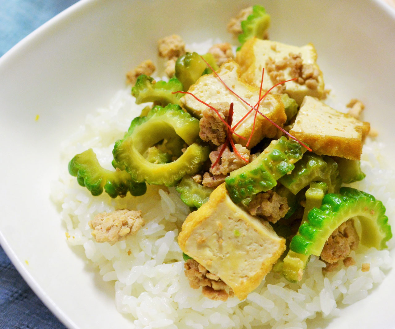 レンジで苦味オフ!時短でおいしい「厚揚げとゴーヤのそぼろ丼」