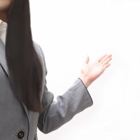 「どうぞお座りください」を4語の英語で言うと？