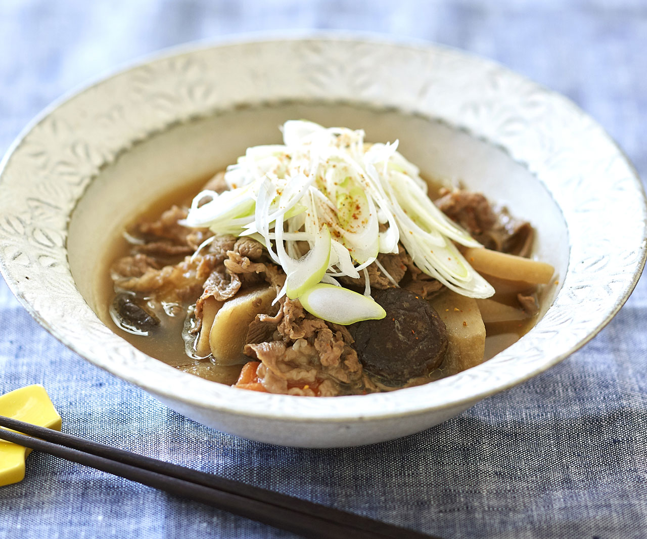 寒い朝は冷凍野菜ミックスが使える！10分で簡単「芋煮風お汁」
