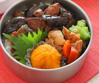 チンしてギュッで完成!卵がない時も便利な「かぼちゃの茶巾」のお弁当