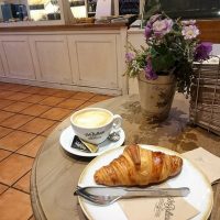 クロワッサンとコーヒー