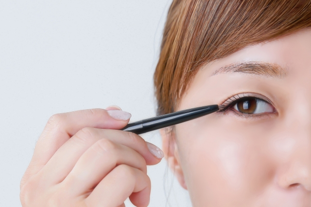 花粉に負けない！目元や肌に負担をかけないメイクのコツ4つ