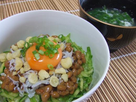 野菜もしっかり摂れる♪「納豆サラダ丼」レシピ