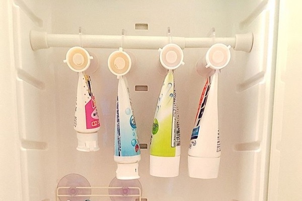 100均グッズで変わる 洗面台 鏡裏に歯ブラシ 歯磨き粉を 吊るす収納 朝時間 Jp