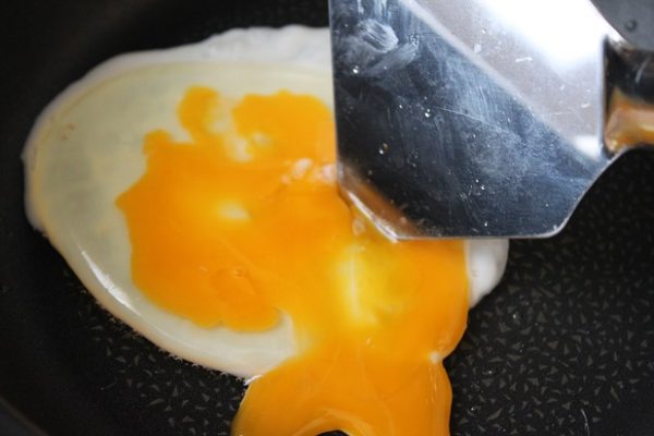 卵をヘラで潰しながら焼く