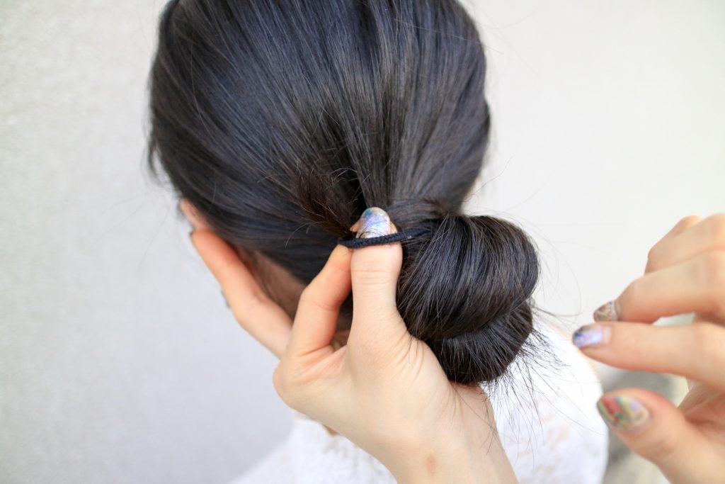 誰でも簡単「お団子」ヘアの作り方