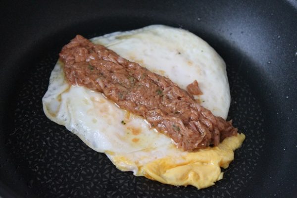 簡単すぎる卵のおかず「ツナカレーの両面目玉焼き」のお弁当の作り方