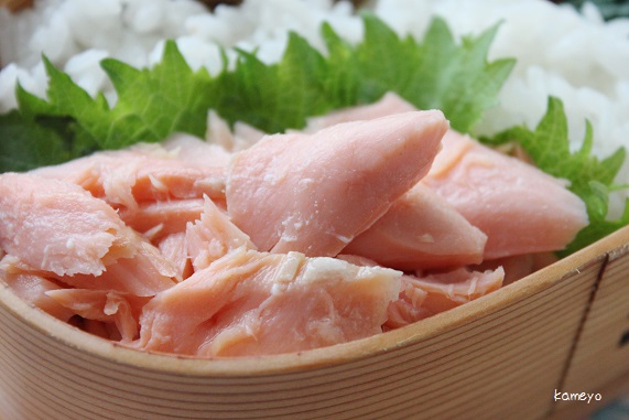 焼くよりずっと簡単で美味！ 塩鮭の簡単フライパン蒸しのお弁当