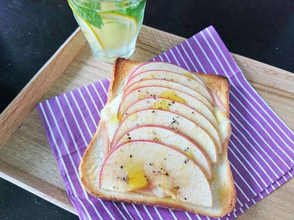 「桃モッツアレラ」をトーストに！この夏イチオシ「フルーツトースト」2種　ｂｙ：村山瑛子さん
