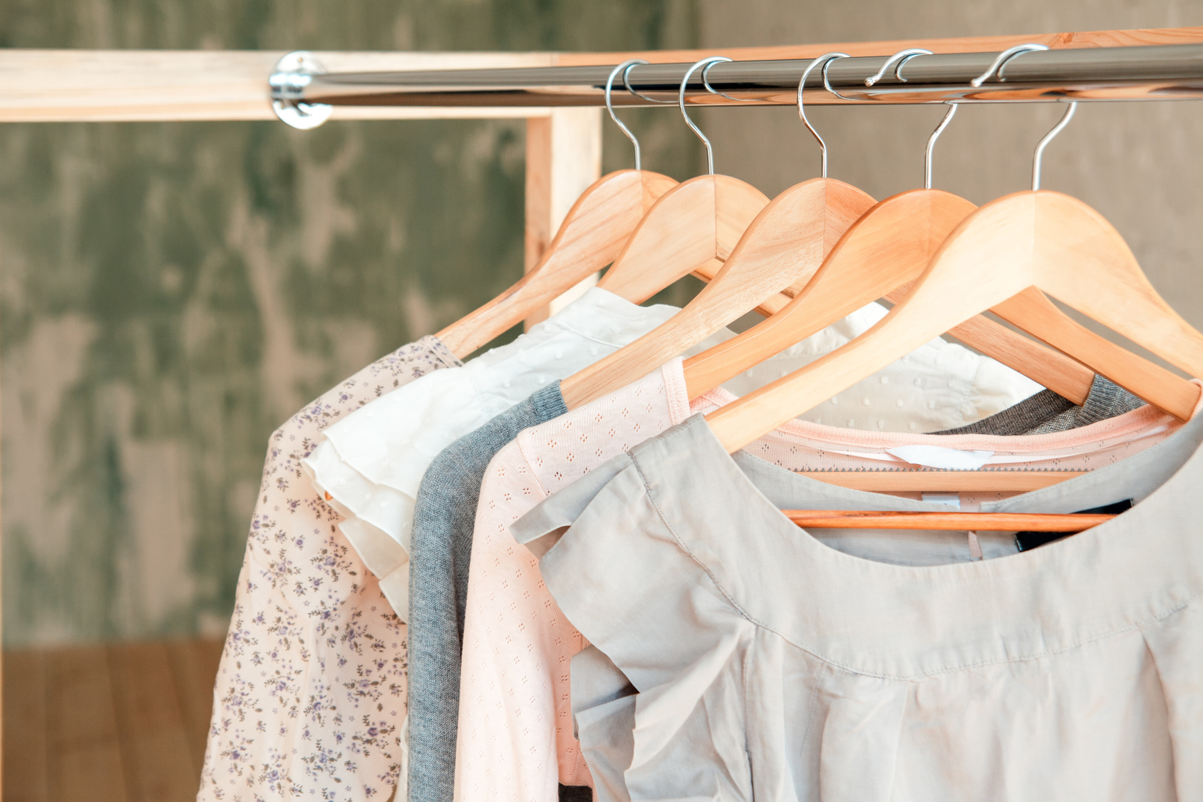 暑 い夏を涼しく過ごそう 快適な 夏服選び のポイント 朝時間 Jp 暑 い夏を涼しく過ごそう 快適な 夏服選び のポイント 朝時間 Jp