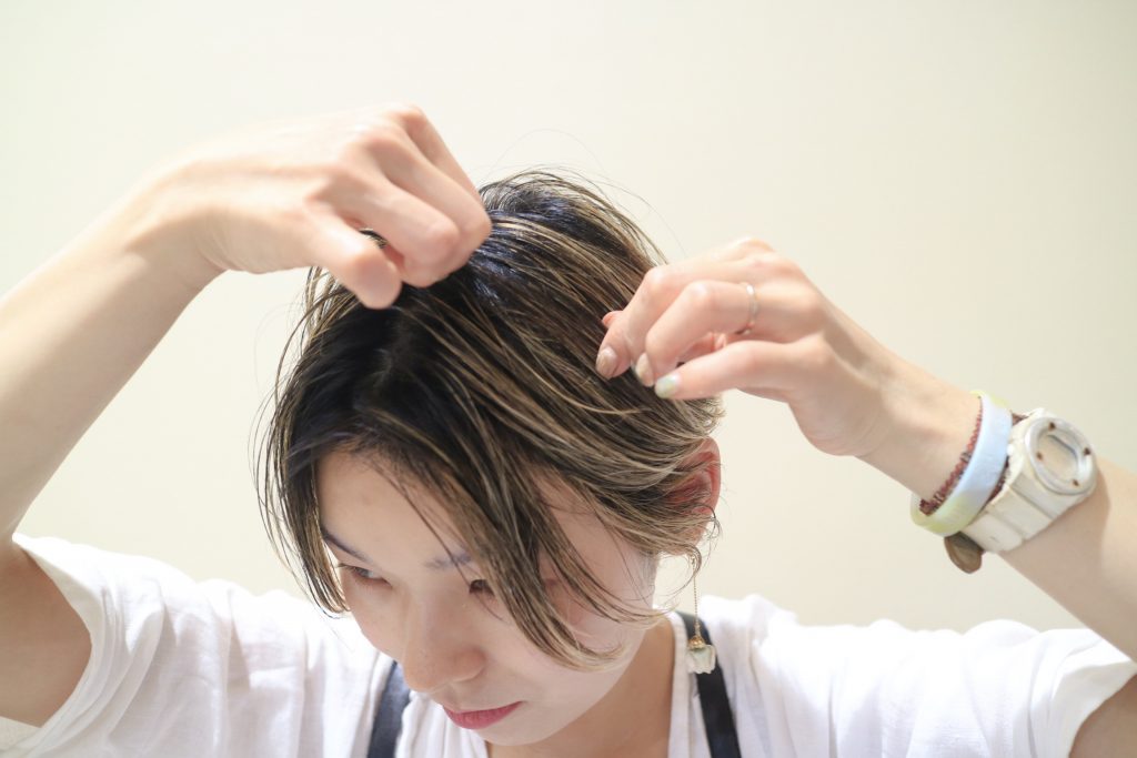 伸ばしかけもオシャレに！こなれ感のある「センターパート」前髪の作り方