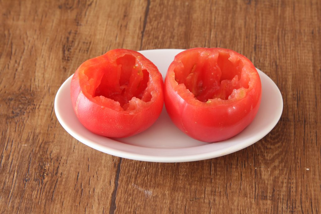トマトをくり抜く
