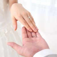 「結婚する」を英語で言うと？